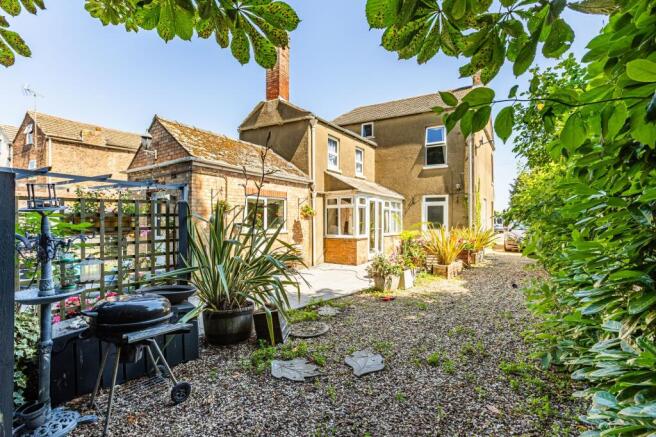 4 bed property, in Bay-Fronted Victorian-Era Period Home in Long Sutton, £350,000