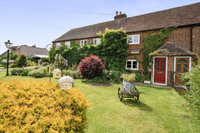 5 bed property, in Swingfield, £725,000