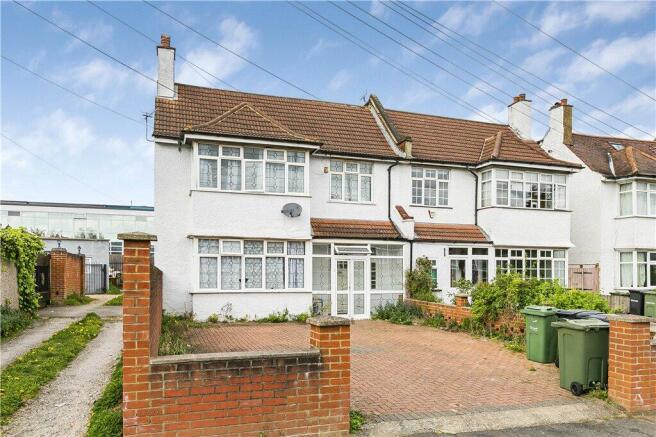 4 bed property, in Rosedene Avenue, £850,000