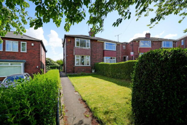 2 bed property, in Newlands Drive, £90,000