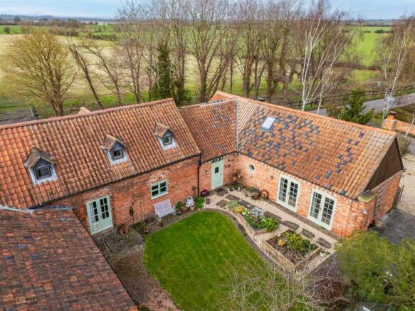 5 bed property, in Shelton, £560,000