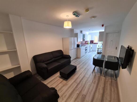 6 bed property, in West Boulevard, £395,000