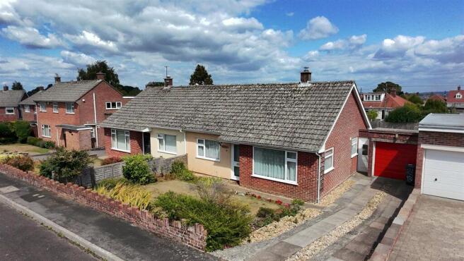 2 bed property, in Barn Close, £290,000
