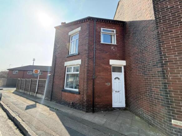 2 bed property, in Angle Street, £125,000