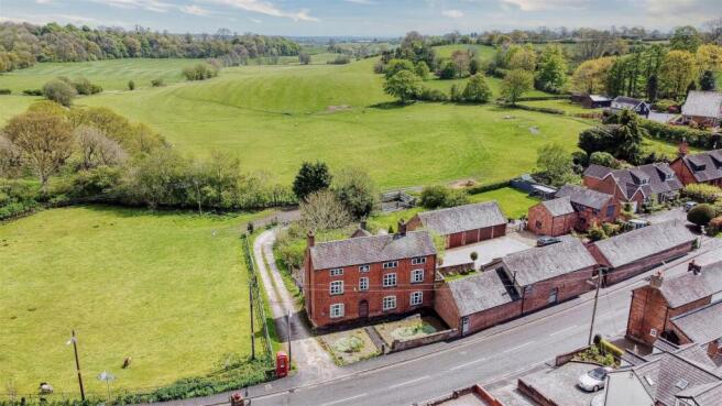 4 bed property, in Lower Farm, £530,000