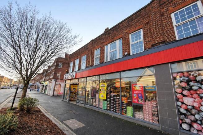 2 bed property, in Central Road, £230,000