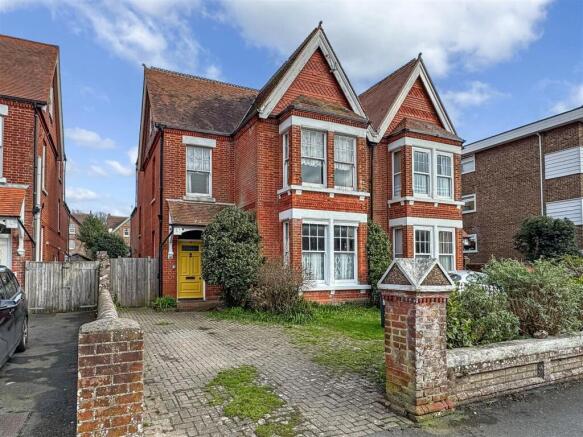 5 bed property, in Beach Road, £625,000