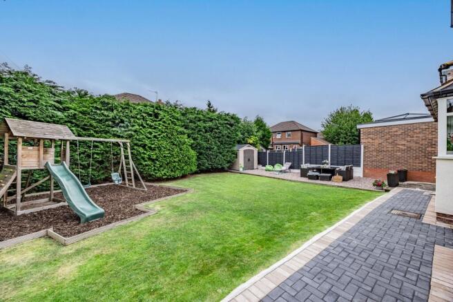 4 bed property, in Queens Road, £750,000