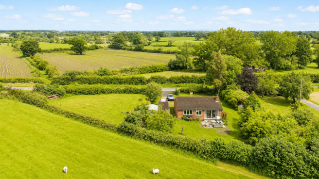 3 bed property, in Bromsberrow, £230,000