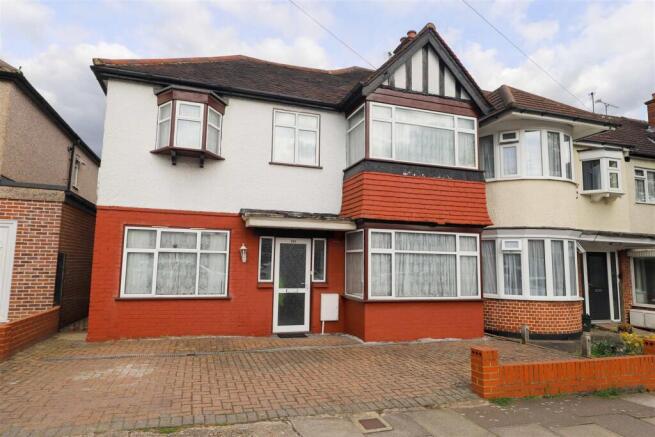 4 bed property, in Victoria Road, £675,000