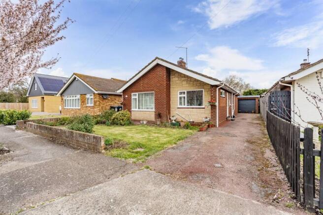 2 bed property, in Oakwood Drive, £395,000