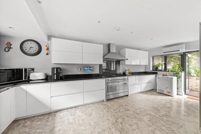 4 bed property, in Park Road, £900,000