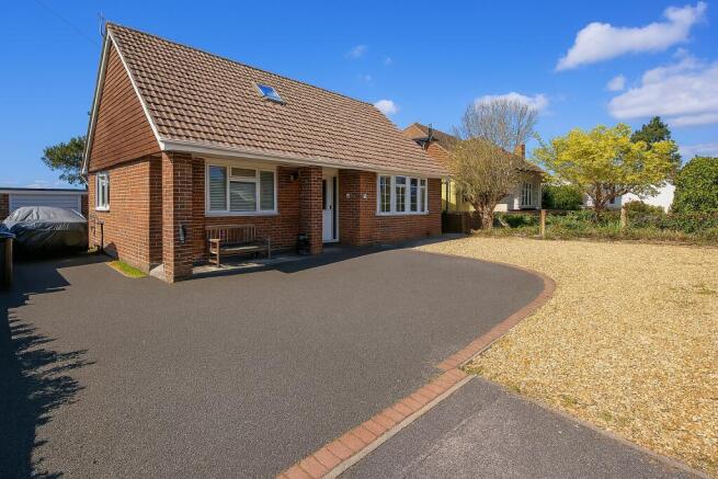 4 bed property, in Hillcrest Road, £575,000