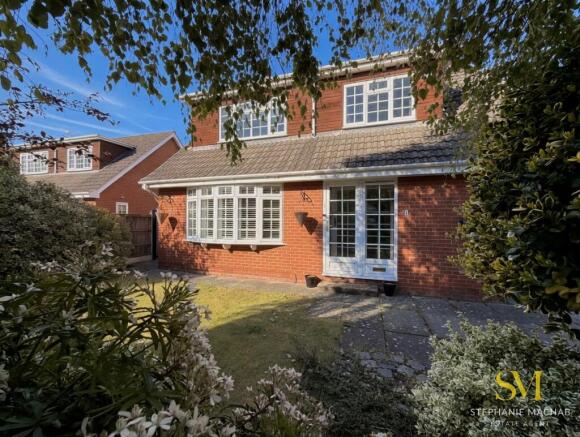 4 bed property, in Langdale Close, £470,000