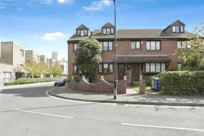 5 bed property, in Somerford Way, £950,000