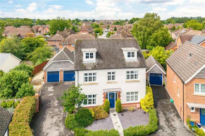 5 bed property, in Brook Gardens, £650,000