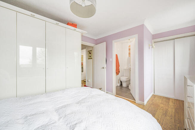 4 bed property, in Beacon Drive, £475,000
