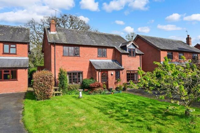 5 bed property, in The Criftins, £375,000