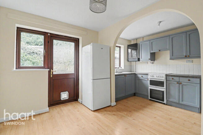 3 bed property, in Catmint Close, £240,000