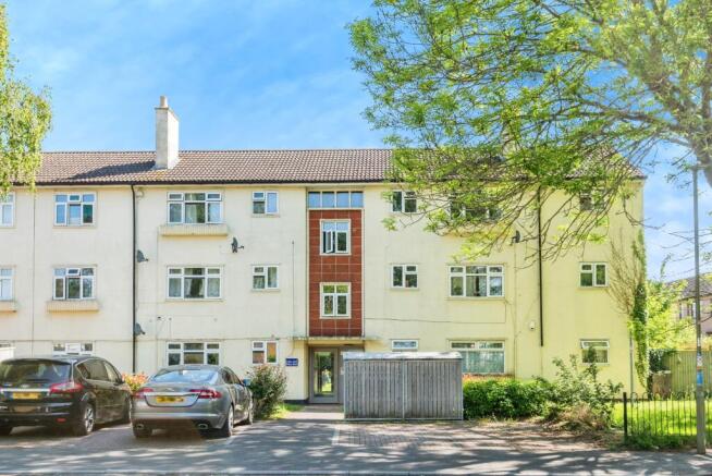 2 bed property, in Priory Road, £180,000