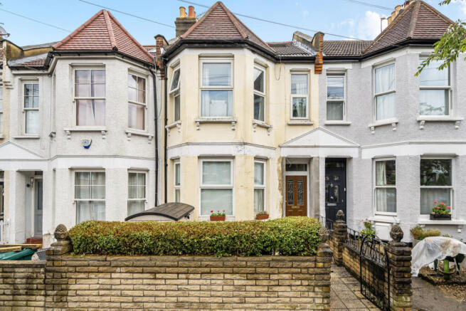 4 bed property, in Pembroke Road, £800,000