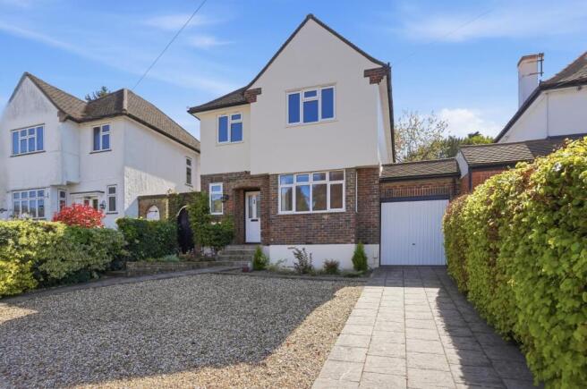 3 bed property, in Downs Way Close, £775,000
