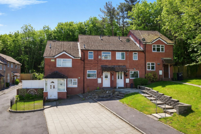 2 bed property, in Lauriston Park, £180,000