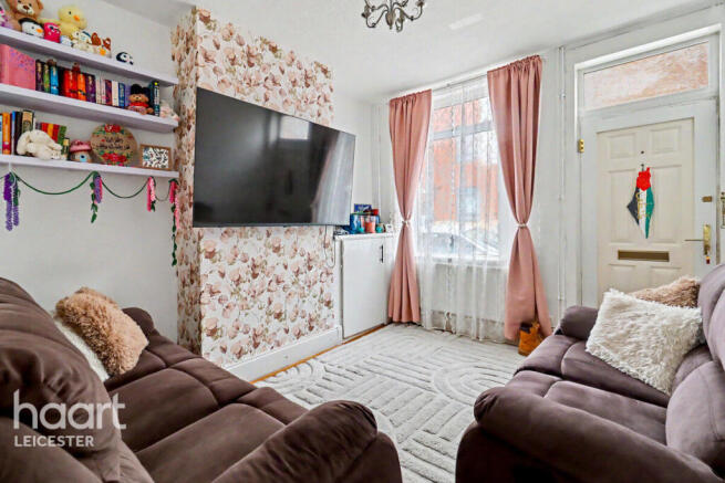 2 bed property, in Leopold Road, £190,000