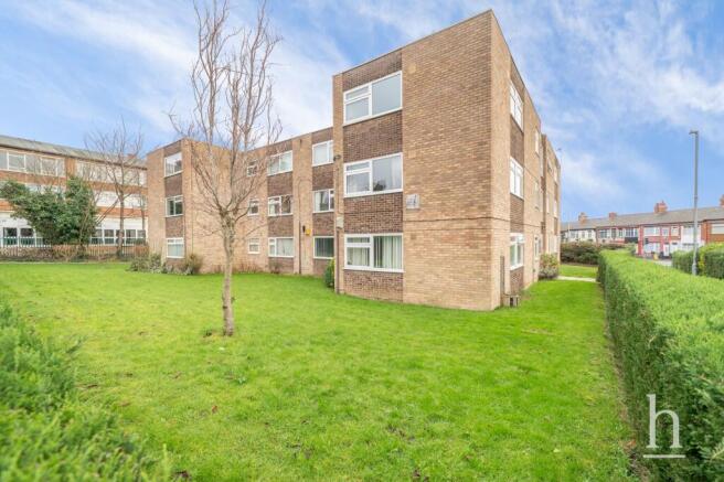 1 bed property, in Downing Close, £70,000
