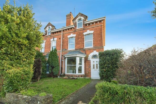 4 bed property, in Queens Road, £300,000