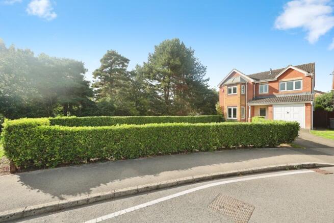 4 bed property, in Heather Gardens, £360,000