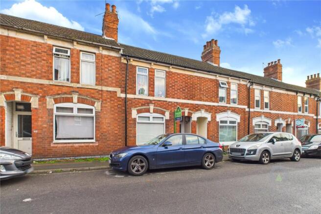 2 bed property, in Bath Road, £165,000