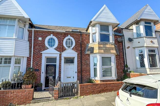 3 bed property, in Madeira Terrace, £155,000