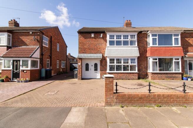 3 bed property, in Lexden Avenue, £220,000