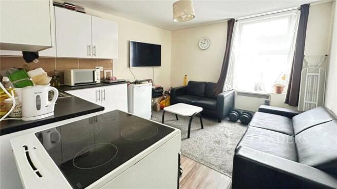1 bed property, in Cardigan Gardens, £125,000