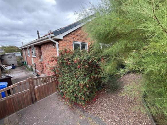 3 bed property, in Middlecliff Court, £270,000