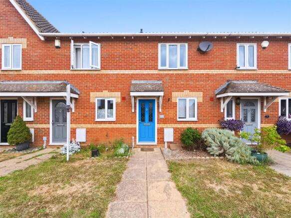 2 bed property, in Honeysuckle Way, £250,000