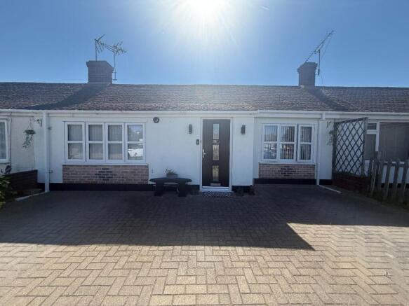 2 bed property, in Hawkesbury Road, £290,000