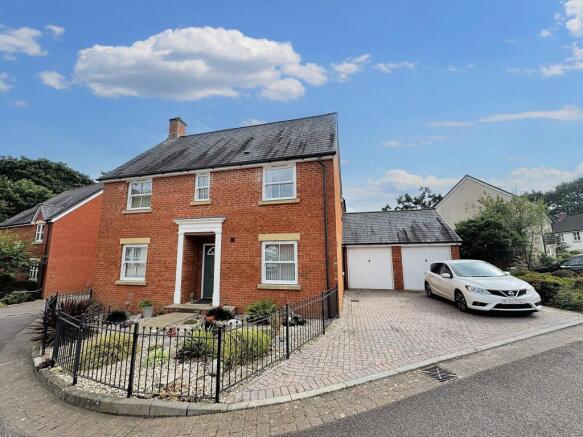 4 bed property, in Fairby Close, £450,000
