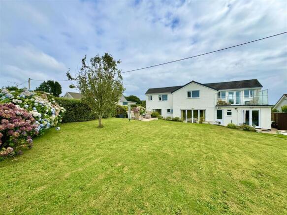 5 bed property, in Carnon Downs, £825,000