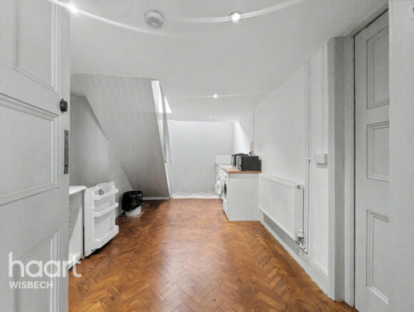 2 bed property, in Castle Mews, £170,000