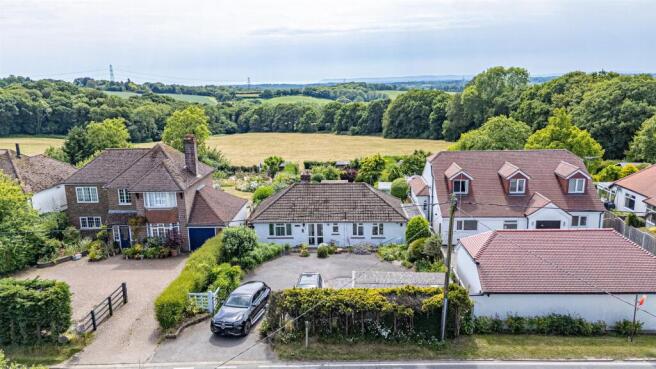 2 bed property, in Hastings Road, £475,000