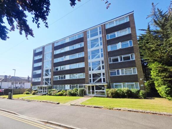 2 bed property, in Lindum Court, £175,000