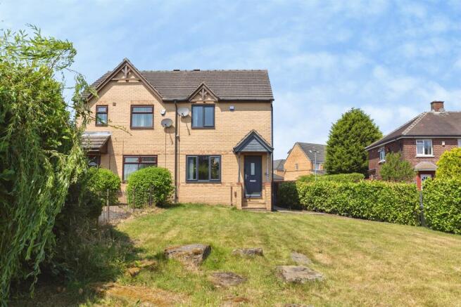 3 bed property, in Eaglesfield Drive, £200,000