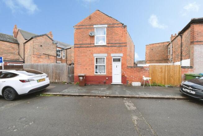 2 bed property, in Whittier Road, £90,000