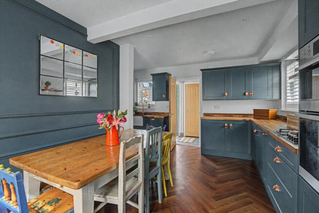 5 bed property, in Brambledean Road, £550,000
