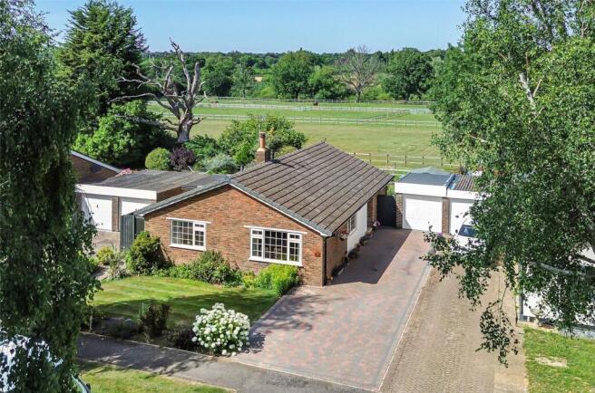 3 bed property, in Martlets, £600,000