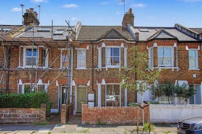 1 bed property, in Vespan Road, £215,000
