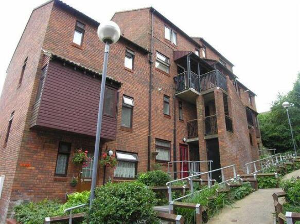 2 bed property, in Flat 11 Hilltop Court, £100,000