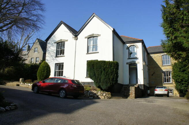 1 bed property, in Truro, £145,000